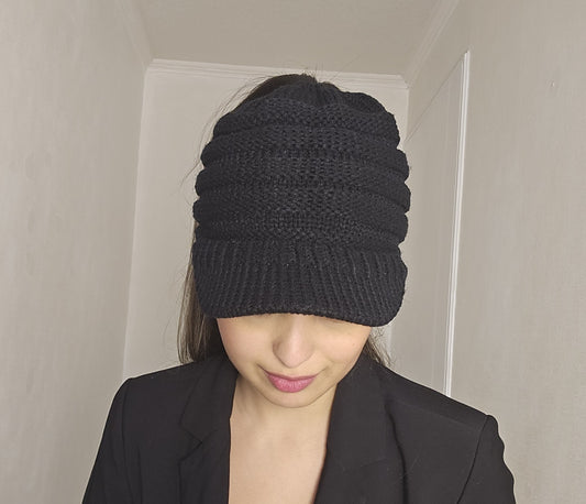 ThisGorra Invierno con Visera y orificio para cola - Negro