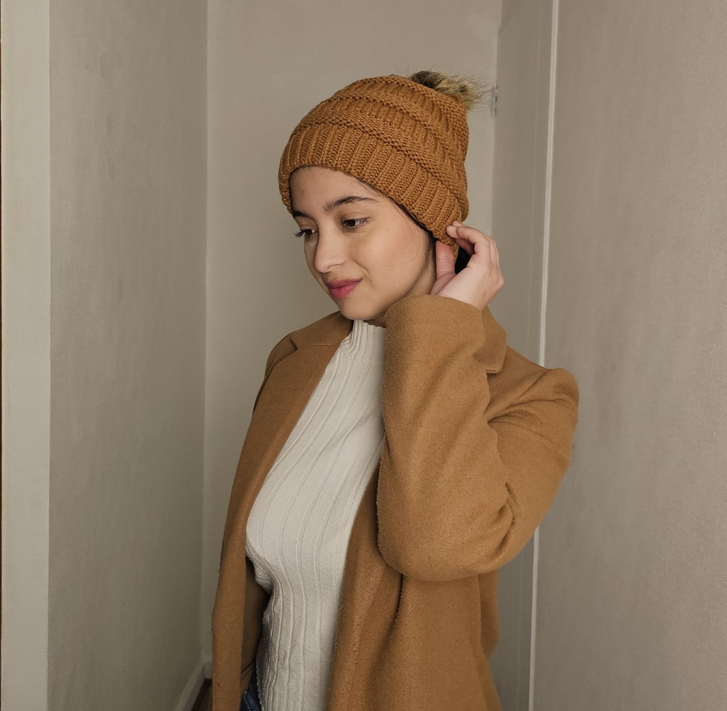 ThisGorra Invierno con pompom y trenzado atras - Cafe