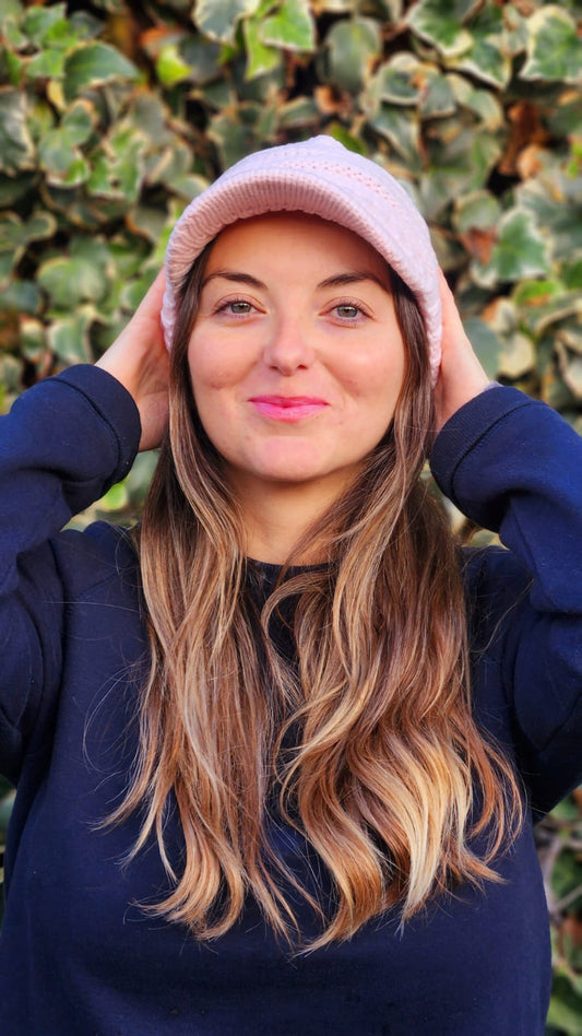 ThisGorra Invierno con Visera y orificio para cola - Rosa