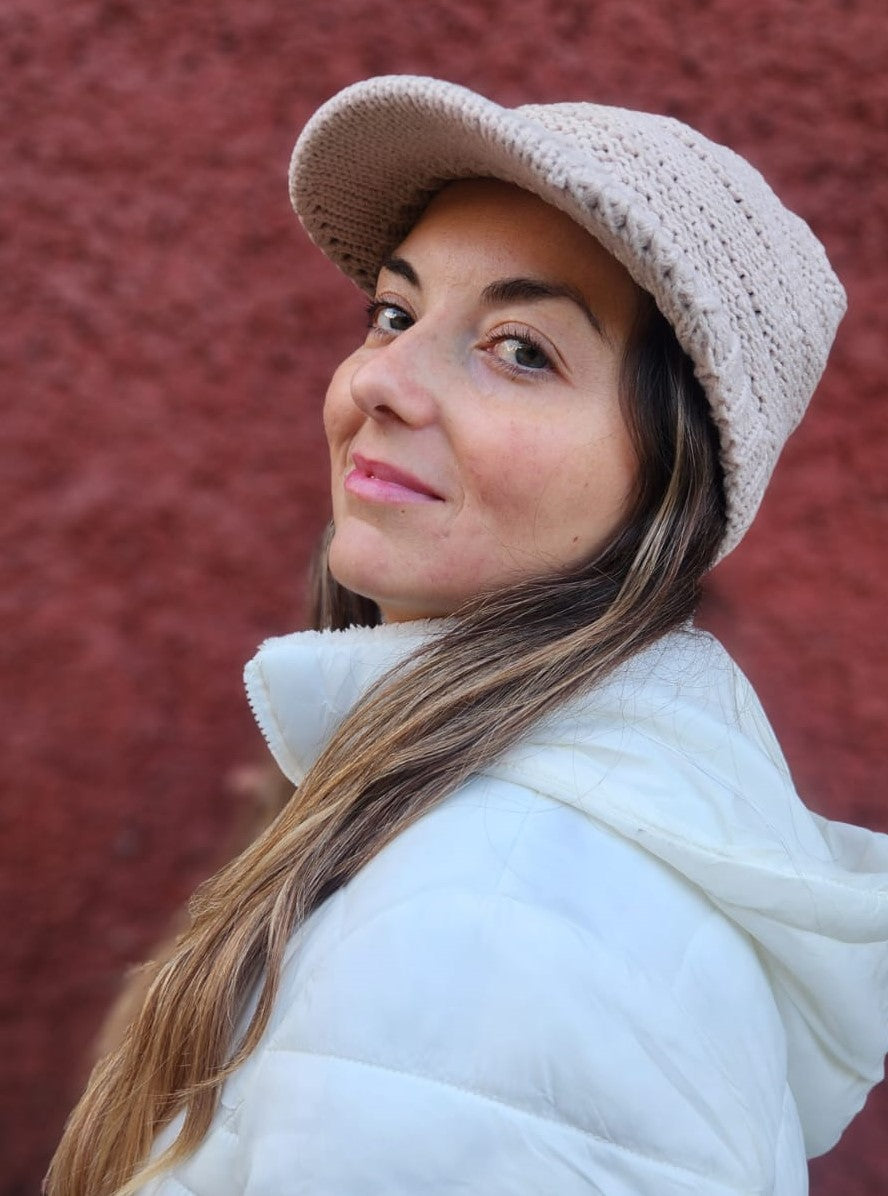 ThisGorra Invierno con Visera y orificio para cola - Beige