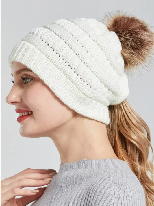 ThisGorra Invierno con pompom y trenzado atras - Blanco
