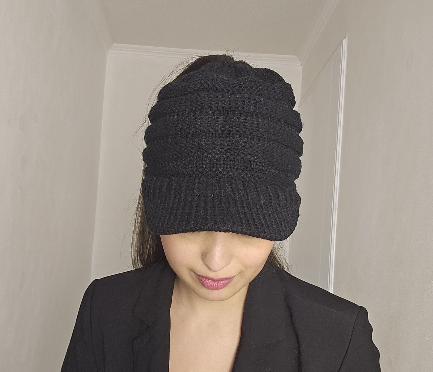 ThisGorra Invierno con Visera  y orificio para cola - Negro