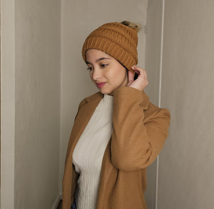 ThisGorra Invierno con pompom y trenzado atras - Cafe