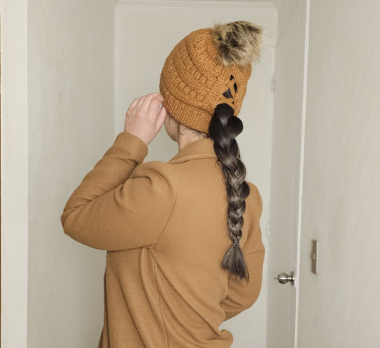 ThisGorra Invierno con pompom y trenzado atras - Cafe