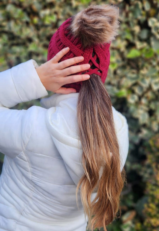 ThisGorra Invierno con pompom y trenzado atras - Rojo