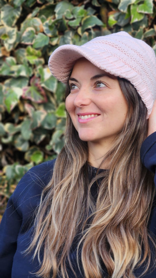 ThisGorra Invierno con Visera  y orificio para cola - Rosa