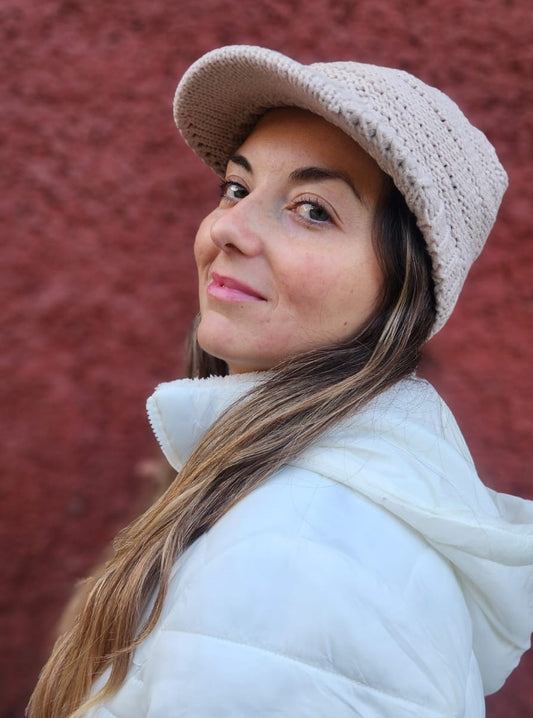 ThisGorra Invierno con Visera  y orificio para cola - Beige